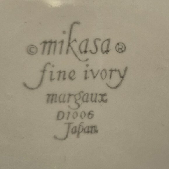 Mikasa Sugar Bowl with Salt & Pepper Shakers - Picture 11 of 14